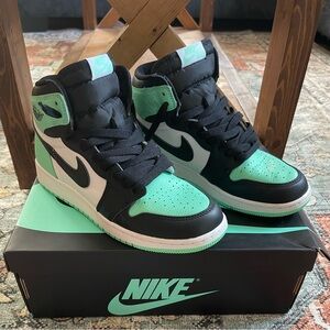 Nike Air Jordan 1 Retro High OG Box in Black and Teal